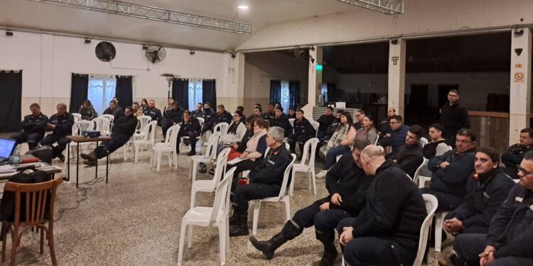 CAPACITACIÓN DE BOMBEROS VOLUNTARIOS EN BRAGADO 1 CAPACITACIÓN DE BOMBEROS VOLUNTARIOS EN BRAGADO