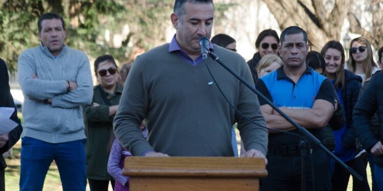 ACTO DE PROMESA DE FIDELIDAD A LA BANDERA. ESTUVO A CARGO DEL JEFE DISTRITAL DE EDUCACION 1 ACTO DE PROMESA DE FIDELIDAD A LA BANDERA. ESTUVO A CARGO DEL JEFE DISTRITAL DE EDUCACION