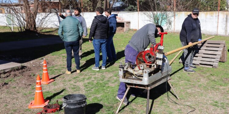 CON APORTES DEL PROGRAMA PROVINCIAL DE EMERGENCIA EDUCATIVA, INSTALAN EL GAS EN LA ESCUELA 8