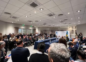 SENADORES DEL ARCO OPOSITOR BUSCAN FRENAR EL PROYECTO DE LEY QUE FUNDIRÁ A LAS PYMES. PARTICIPO EUGENIA GIL 1 SENADORES DEL ARCO OPOSITOR BUSCAN FRENAR EL PROYECTO DE LEY QUE FUNDIRÁ A LAS PYMES. PARTICIPO EUGENIA GIL