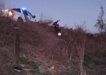 ACCIDENTE EN EL TERRAPLEN. EL CONDUCTOR DE UNA MOTO CON HERIDAS