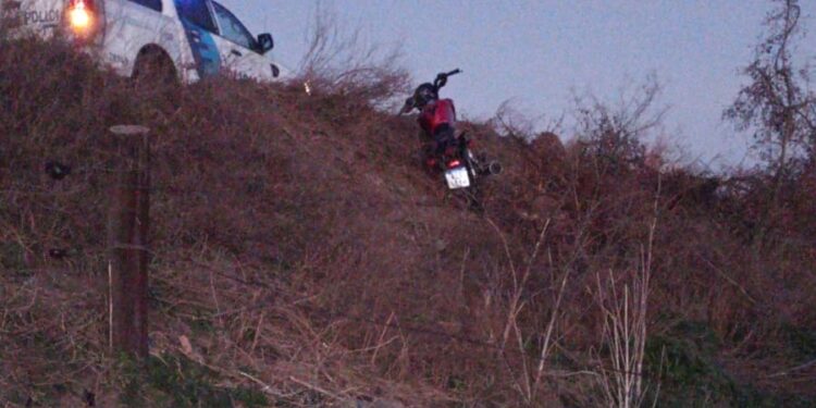 ACCIDENTE EN EL TERRAPLEN. EL CONDUCTOR DE UNA MOTO CON HERIDAS