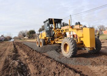 AVANZA EL PLAN DE MEJORADO DE CALLES CON ESCORIA
