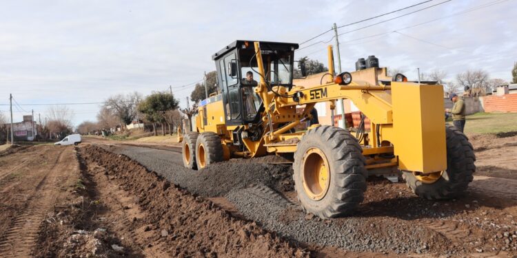 AVANZA EL PLAN DE MEJORADO DE CALLES CON ESCORIA