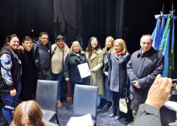 LA CONCEJAL VERONICA TUCCI EN LA ENTREGA DEL DECRETO DE RECONOCIMIENTO A LA ORQUESTA INFANTO JUVENIL MUNICIPAL 1 LA CONCEJAL VERONICA TUCCI EN LA ENTREGA DEL DECRETO DE RECONOCIMIENTO A LA ORQUESTA INFANTO JUVENIL MUNICIPAL