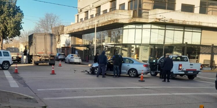 FUERTE CHOQUE EN CÉNTRICA ESQUINA 1 FUERTE CHOQUE EN CÉNTRICA ESQUINA
