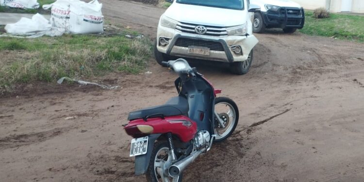 CHOQUE ENTRE UNA CAMIONETA Y UNA MOTO 1 CHOQUE ENTRE UNA CAMIONETA Y UNA MOTO