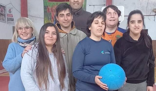 LA CONCEJAL DANIELA MONZON ENTREGÓ MATERIALES AL EQUIPO DE GOALBALL