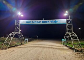 ASÍ QUEDÓ EL NUEVO PÓRTICO DE INGRESO A COMODORO PY