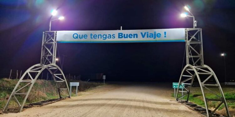 ASÍ QUEDÓ EL NUEVO PÓRTICO DE INGRESO A COMODORO PY