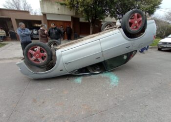 TRIPLE CHOQUE Y VUELCO EN LA CIUDAD