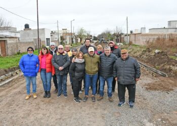 CHIVILCOY: BRITOS RECORRIO EL INICIO DE LA OBRAS DE 14 CUADRAS DE CORDON DUNETA. 4 CHIVILCOY: BRITOS RECORRIO EL INICIO DE LA OBRAS DE 14 CUADRAS DE CORDON DUNETA.