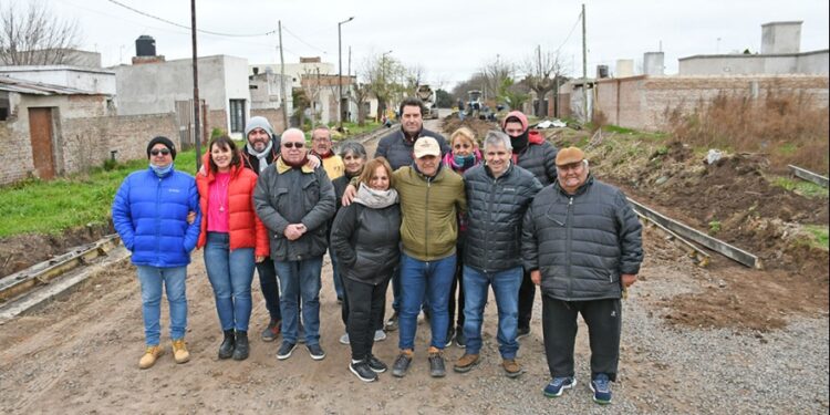 CHIVILCOY: BRITOS RECORRIO EL INICIO DE LA OBRAS DE 14 CUADRAS DE CORDON DUNETA.