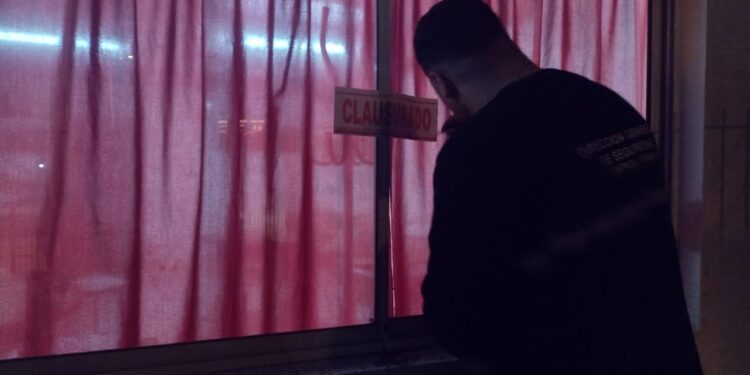 GUARDIA URBANA MUNICIPAL CLAUSURO UN BAR Y UNA PIZZERIA QUE TENIAN LA HABILITACION VENCIDA.