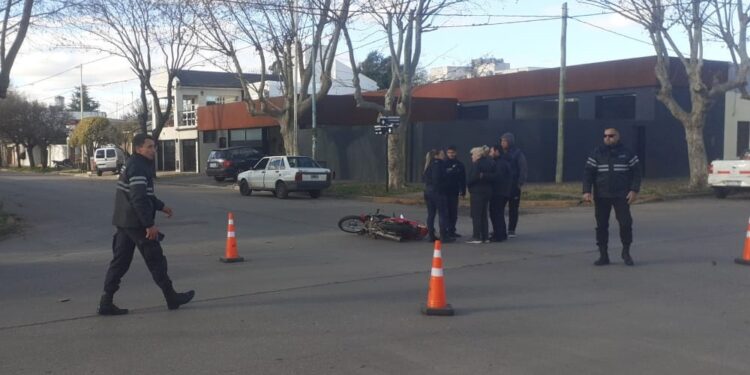 ACCIDENTE. CHOQUE DE UNA MOTO Y UN AUTOMOVIL. UN HERDIO