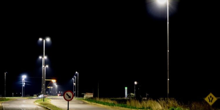 SE COMPLETARON LOS TRABAJOS DE ILUMINACION EN EL CRUCE DE RUTA 46 Y ACCESO PERON