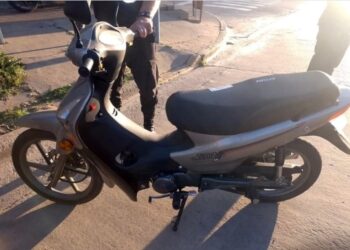 DOS JOVENCITOS, DE 16 Y 17 AÑOS, ATROPELLARON A INSPECTORES DE TRANSITO EN UN CONTROL