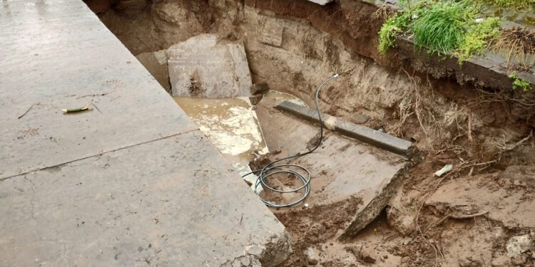 CEDIO UN PAÑO DEL PAVIMENTO DE CALLE 12 DE OCTUBRE. HISTORIA QUE SE REPITE.EL MUNICIPIO RECLAMA A ABSA