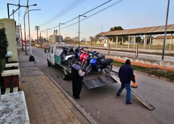 INTENTO ATROPELLAR A POLICIAS Y CHOCO CONTRA UN AUTO. UN JOVEN SE RESISTIO A SER IDENTIFICADO EN UN CONTROL DE TRANSITO