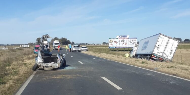 MURIO UNA MUJER QUE SE HABIA ACCIDENTADO EL MES PASADO EN RUTA 5 1 TRES PERSONAS DE BRAGADO HERIDAS EN CHOQUE EN RUTA 5. UNO DE ELLOS EN TERAPIA