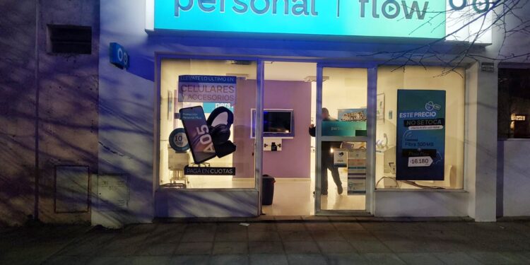 FORZARON LAS PUERTAS DE LA OFICINA DE PERSONAL BRAGADO. 1 FORZARON LAS PUERTAS DE LA OFICINA DE PERSONAL BRAGADO.