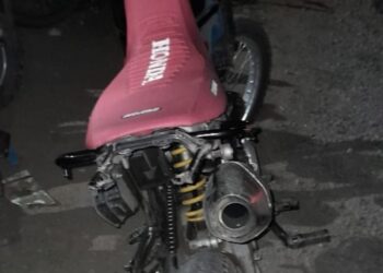 EVADIÓ CONTROLES DE SEGURIDAD Y AGREDIÓ AL PERSONAL DE SEGURIDAD. FUE DETENIDO