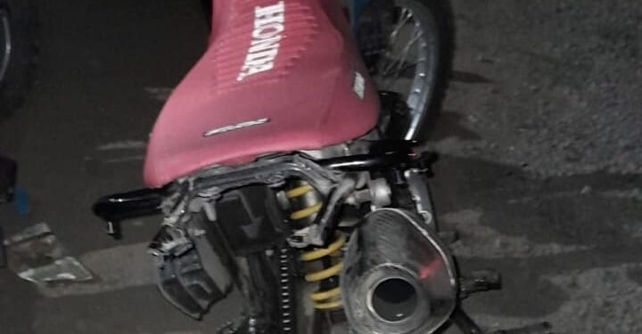 EVADIÓ CONTROLES DE SEGURIDAD Y AGREDIÓ AL PERSONAL DE SEGURIDAD. FUE DETENIDO