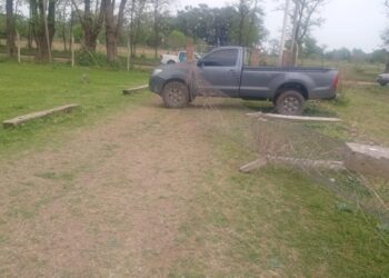 PERDIO EL CONTROL DE SU CAMIONETA Y CHOCO UN ALAMBRADO