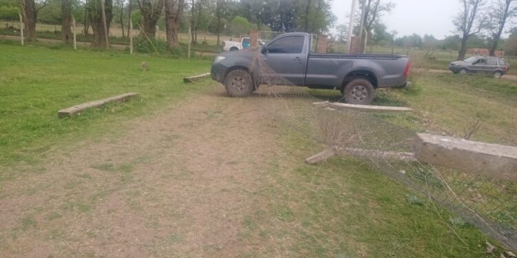 PERDIO EL CONTROL DE SU CAMIONETA Y CHOCO UN ALAMBRADO