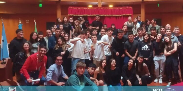 VISITA DE ALUMNOS DE UN COLEGIO DE LANUS AL CONCEJO DELIBERANTE