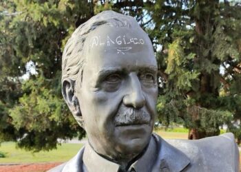 PIDEN MAS CUIDADO DEL BUSTO DE RAÚL ALFONSIN QUE ESTA EN LA PLAZA 25 DE MAYO