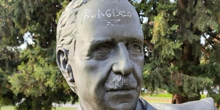 PIDEN MAS CUIDADO DEL BUSTO DE RAÚL ALFONSIN QUE ESTA EN LA PLAZA 25 DE MAYO 1 PIDEN MAS CUIDADO DEL BUSTO DE RAÚL ALFONSIN QUE ESTA EN LA PLAZA 25 DE MAYO