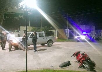 VIOLENTO CHOQUE EN LA ESQUINA DE LEMOS Y ESCALADA. UN JOVEN RESULTO HOSPITALIZADO