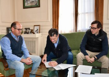 El Intendente de Bragado con uno de los responsables de Conbra Leutthe