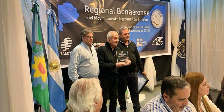 RICARDO CALDERON RECIBIÓ UN RECONOCIMIENTO DEL MOVIMIENTO MERCANTIL DEL INTERIOR