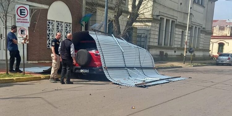 UN TECHO COMPLETO VOLO FRENTE A LA COMISARIA Y CAYO SOBRE UN AUTO