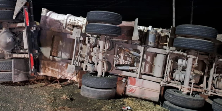 VOLCO UN CAMION DE BRAGADO EN EL CRUCE DE LAS RUTAS 5 Y 30 1 VOLCO UN CAMION DE BRAGADO EN EL CRUCE DE LAS RUTAS 5 Y 30