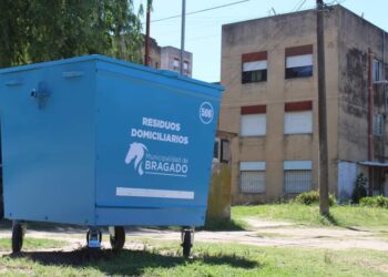 LA MUNICIPALIDAD CONTINÚA COLOCANDO CONTENEDORES EN LOS BARRIOS DE LA CIUDAD