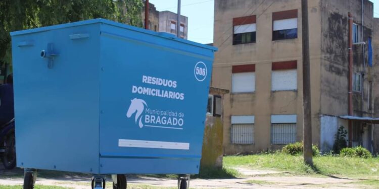 LA MUNICIPALIDAD CONTINÚA COLOCANDO CONTENEDORES EN LOS BARRIOS DE LA CIUDAD