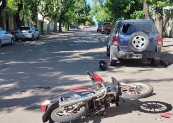 EN MOTO SE CHOCÓ UN VEHÍCULO ESTACIONADO