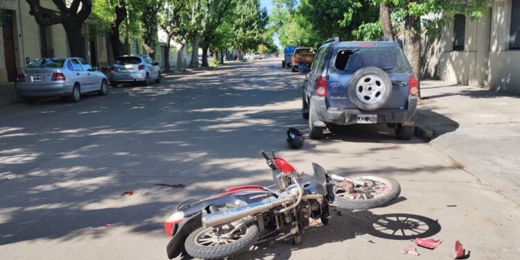 EN MOTO SE CHOCÓ UN VEHÍCULO ESTACIONADO