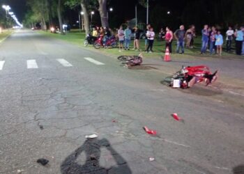 IMPACTANTE CHOQUE DE DOS MOTOS EN EL ACCESO. UNO DE LOS CONDUCTORES ARROJO ALCHOLEMIA POSITIVA