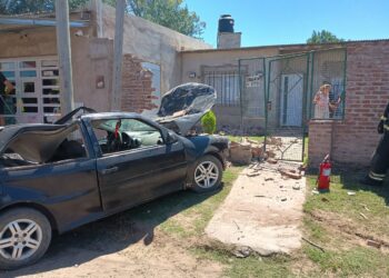 AUTO SIN CONTROL SE INCRUSTÓ EN UNA VIVIENDA