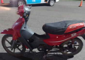 UNA MOTO CHOCO UN AUTO EN EL ACCESO PERÓN