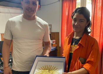 DESPIERTA UCR ENTREGÓ UNA BANDERA DE CEREMONIA AL DESTACAMENTO POLICIAL DE COMODORO PY.