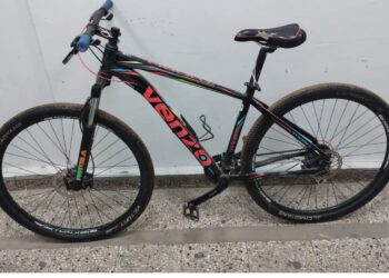 DESOBEDECIO UNA MEDIDA CAUTELAR HACIA SU EX PAREJA Y FUE APREHENDIDO. USABA UNA BICICLETA ROBADA