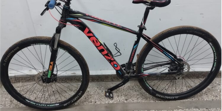 DESOBEDECIO UNA MEDIDA CAUTELAR HACIA SU EX PAREJA Y FUE APREHENDIDO. USABA UNA BICICLETA ROBADA