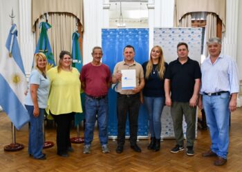 LA MUNICIPALIDAD RECONOCIÓ A LAS NUEVAS COMISIONES DE LOS BARRIOS LA CARLOTA Y SANTA MARTA