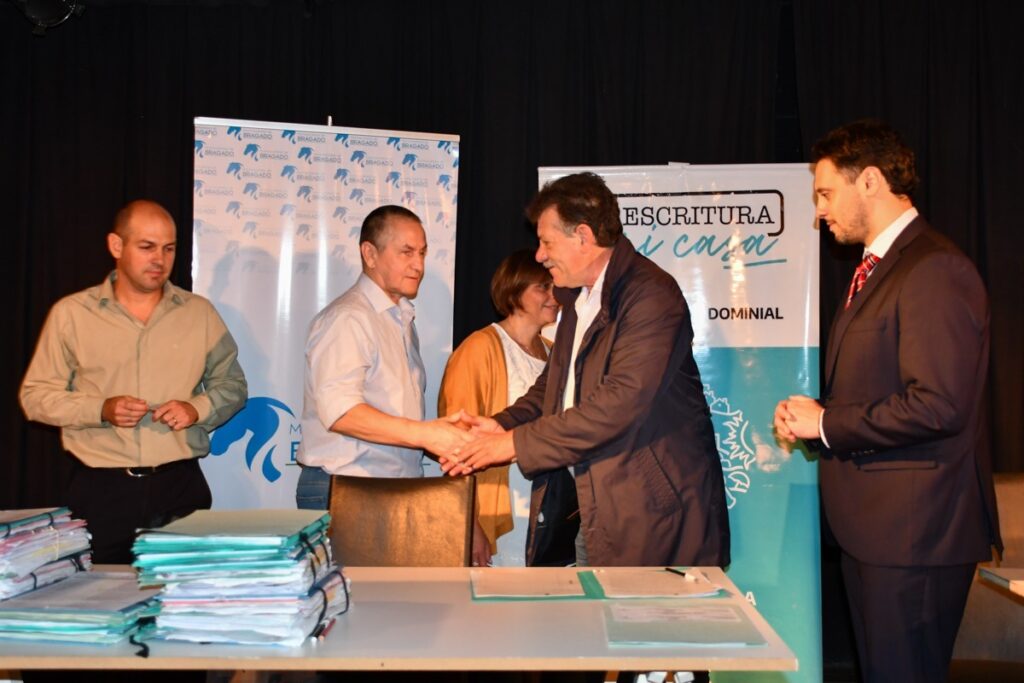 MÁS DE 70 VECINOS FIRMARON LA ESCRITURA DE SU VIVIENDA EN BRAGADO 6 escrituras