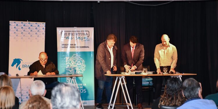 MÁS DE 70 VECINOS FIRMARON LA ESCRITURA DE SU VIVIENDA EN BRAGADO 1 MÁS DE 70 VECINOS FIRMARON LA ESCRITURA DE SU VIVIENDA EN BRAGADO